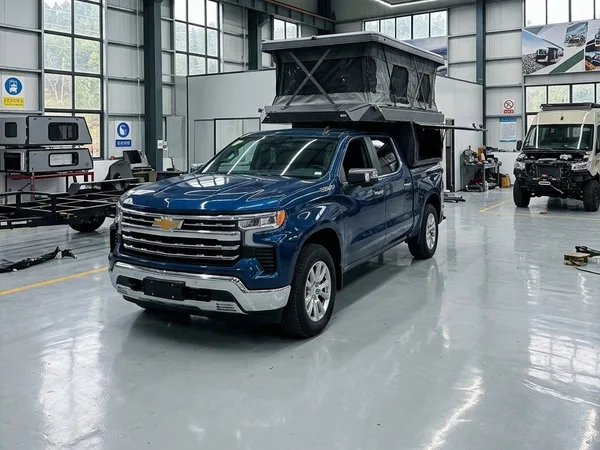 Slide-in camper fitted on a Chevrolet Silverado