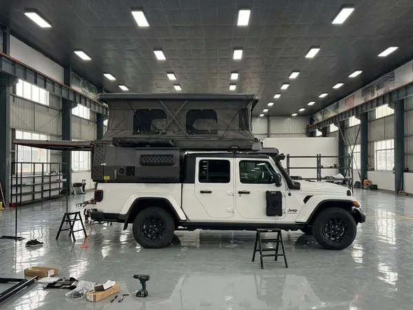 Slide-in camper fitted on a Jeep Gladiator